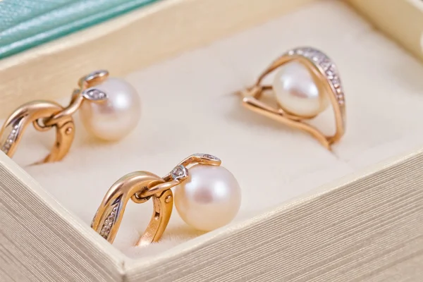  Altın küpe ve yüzük İncili set