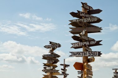 Farklı şehir ve turistik Mount Ma üstüne işaretçiler mesafeler