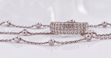 Değerli taşlar ve ince gümüş zincir gümüş yüzük