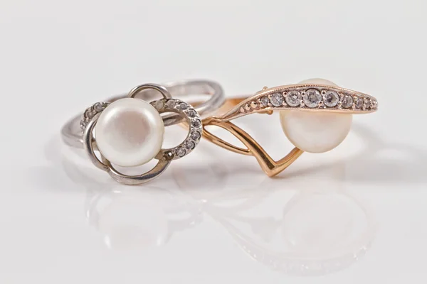 Elegante goud en zilver ring met parels — Stockfoto