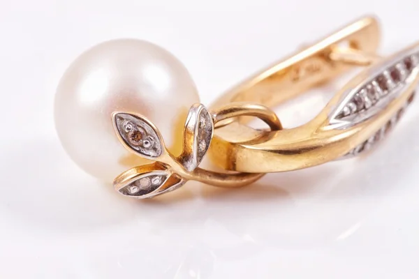 İnci ile güzel altın küpe