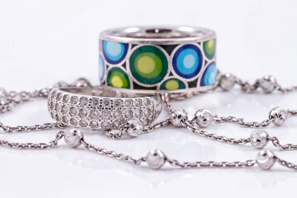 Fijne zilveren ringen en ongewone zilveren ketting — Stockfoto
