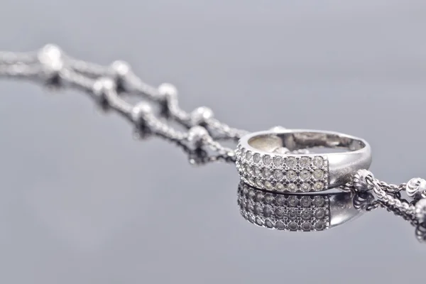 Silberring mit Edelsteinen und feiner Silberkette — Stockfoto