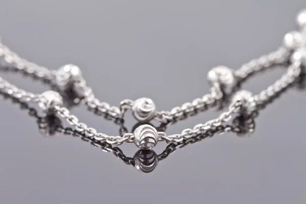 Elegante cadena de plata inusual —  Fotos de Stock