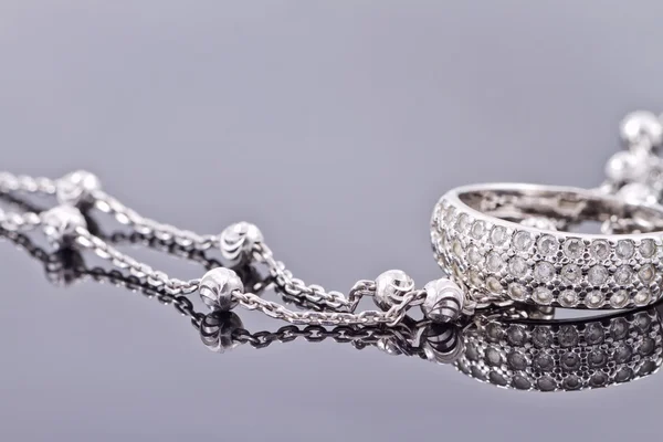 Серебряное кольцо с драгоценными камнями и серебряной цепью — стоковое фото