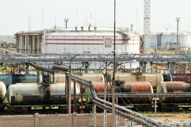 Petrol ürünleri boşaltma ve yükleme raylı arabalar