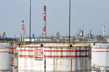 Lukoi logosu ile petrol ürünleri için çok büyük depolama tankları