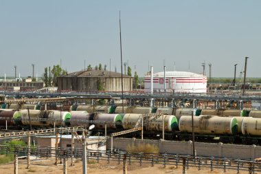 Petrol ürünleri boşaltma ve yükleme raylı arabalar