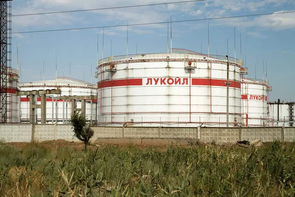 与 Lukoi 的标志的石油产品的巨大贮水箱 — 图库照片