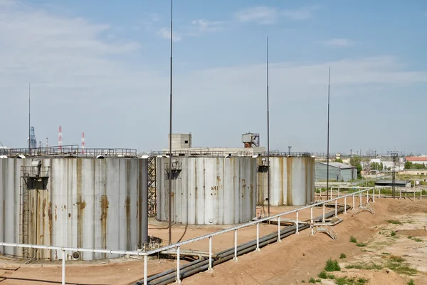 Tanques de armazenamento enferrujados velhos para substâncias tóxicas — Fotografia de Stock