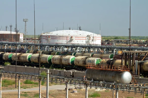 Descarga y carga de vagones ferroviarios de diversos productos petrolíferos en —  Fotos de Stock