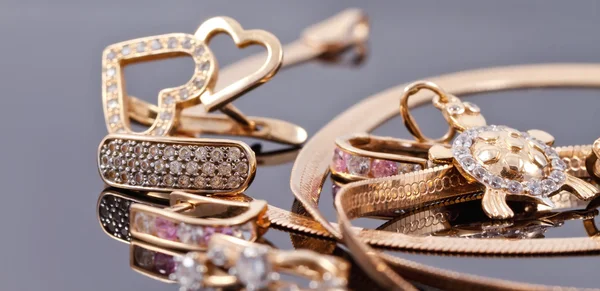 A variety of jewelry on the reflecting surface — Stock Photo, Image