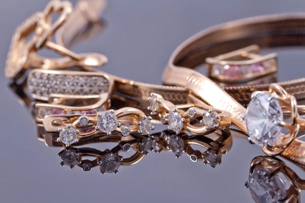 Gouden ring, oorbellen en Colliers — Stockfoto