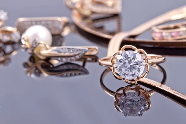 Złoty pierścionek, kolczyki i łańcuszki — Zdjęcie stockowe