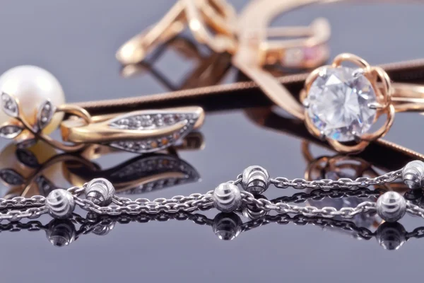 Silver ring with precious stones and fine silver chain — Stock Photo, Image