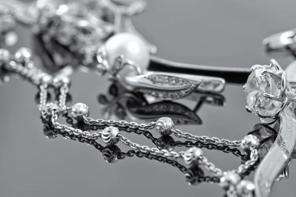Altın yüzük, küpe ve zincirleri. siyah ve beyaz — Stok fotoğraf