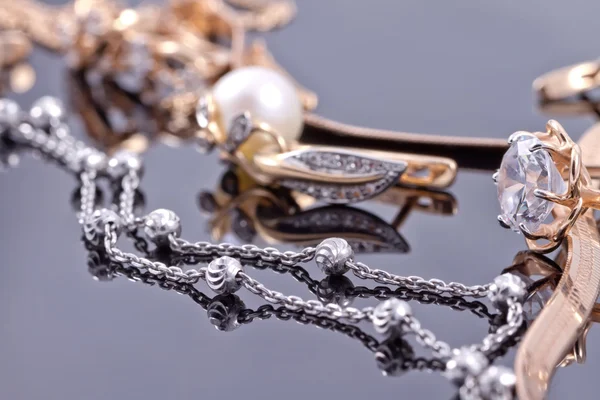 Eleganckie niezwykłe łańcucha srebrna i złota biżuteria — Zdjęcie stockowe