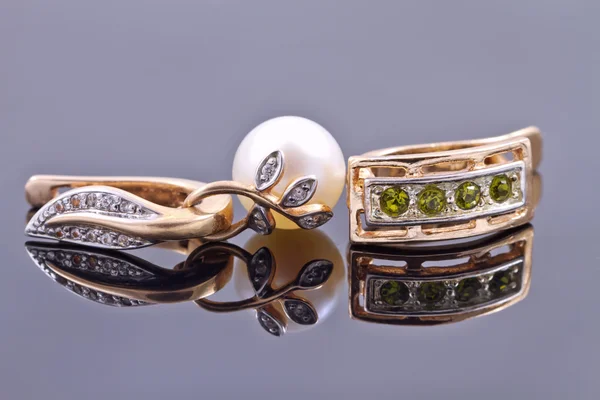 Χρυσά σκουλαρίκια με σμαράγδια και με καλλιεργημένο μαργαριτάρι — Φωτογραφία Αρχείου