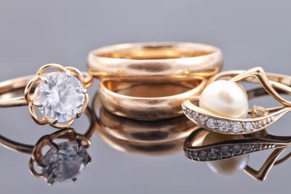 Χρυσά δαχτυλίδια των διαφόρων γυναικών — Φωτογραφία Αρχείου