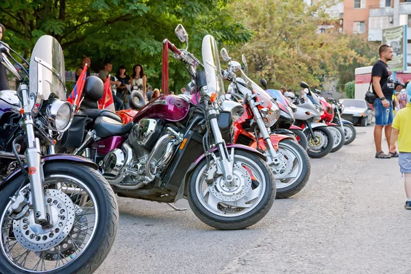 Schöne Tuning-Motorräder und Fahrräder sind in der Ausstellung — Stockfoto