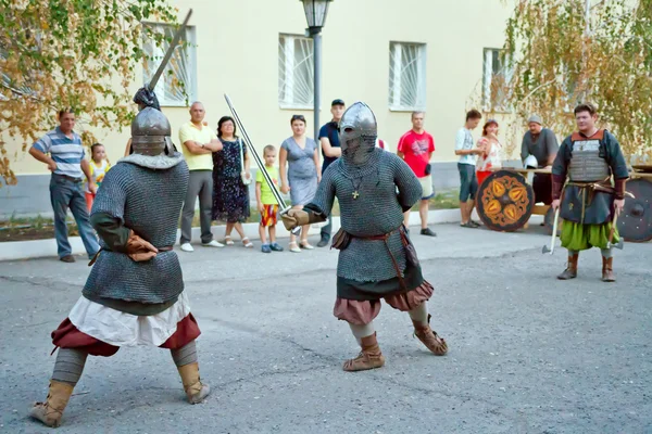 Exhibition fight with swords representatives of the Russian hist — Stock Photo, Image