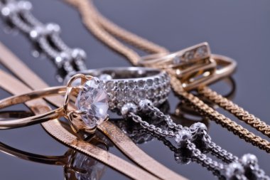 altın yüzük, küpe ve zincirler