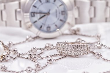 Gümüş Yüzük ve zincir arka planda saatı