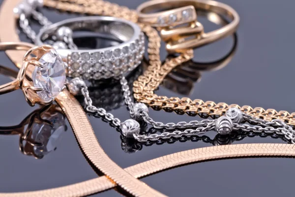 Ouro, anéis de prata e correntes — Fotografia de Stock