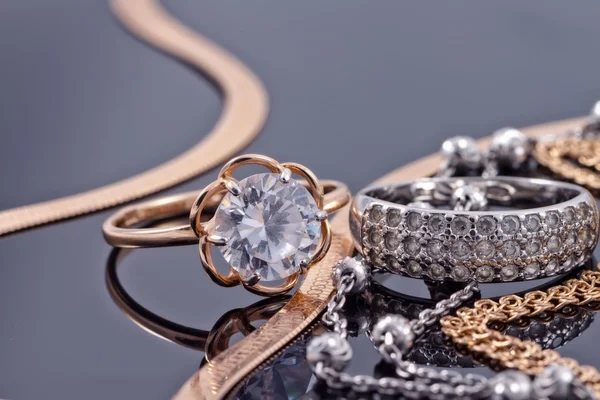 Złoto, srebro pierścienie i łańcuchy — Zdjęcie stockowe