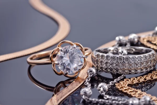 Anillos y cadenas de oro, plata —  Fotos de Stock