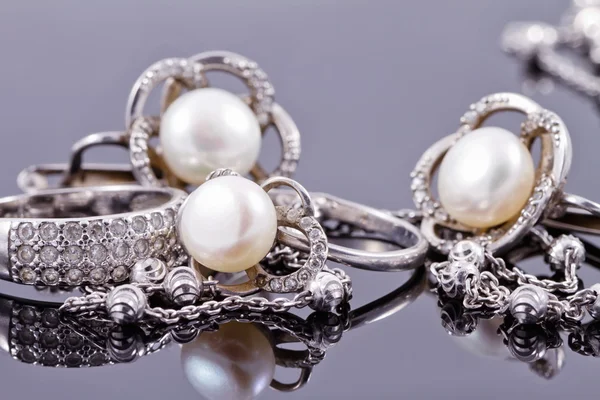 Fijne zilveren ringen en ongewone zilveren ketting — Stockfoto