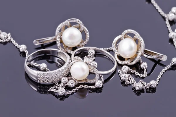 精美的银环和不同寻常的银链 — 图库照片