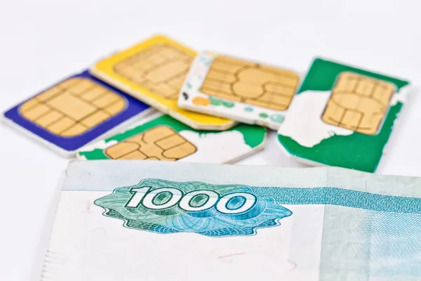 Simcards de diferentes proveedores de servicios móviles y dinero ruso — Foto de Stock
