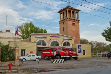 İtfaiye araçları önünde yere tam hazır vardır