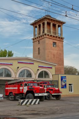 İtfaiye araçları önünde yere tam hazır vardır