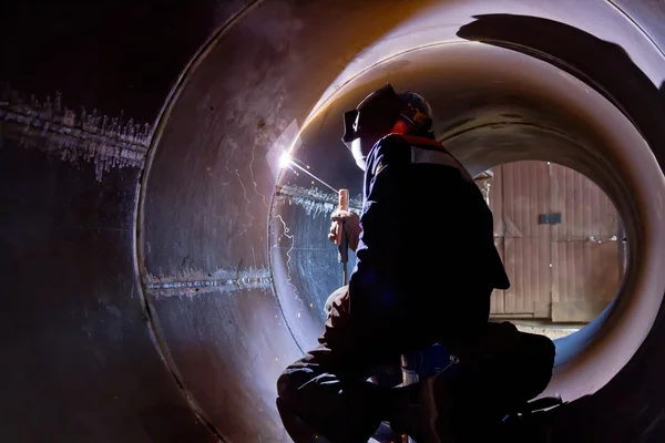 Kaynakçı Kaynak büyük boru içinde kök kaynak