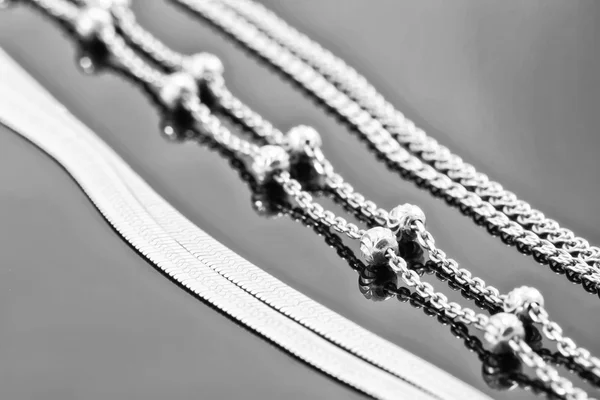 Stříbrné a zlaté řetězy — Stock fotografie
