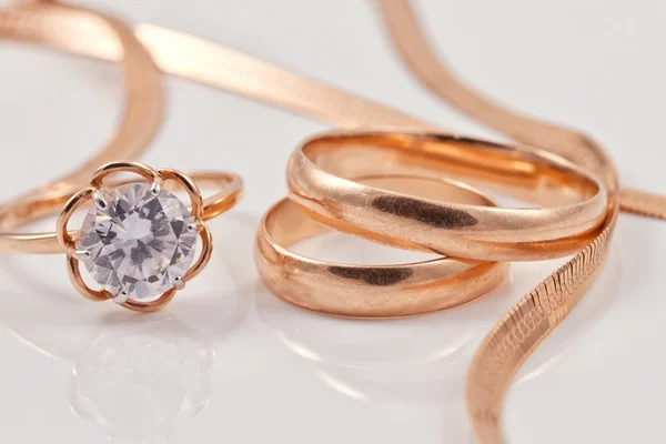 Различные женские золотые кольца — стоковое фото