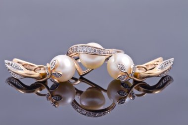 İncili altın mücevherler.