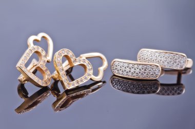 Farklı yaş ve farklı sürümlerinde altın küpe