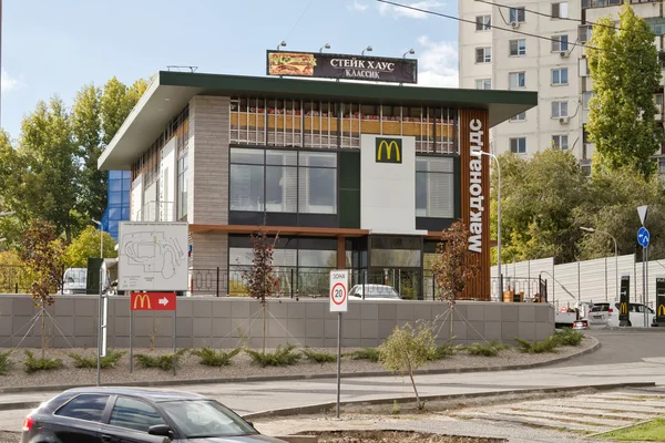 Αυτό Φάστ φούντ εστιατόριο Mcdonald's στο Βόλγογκραντ — Φωτογραφία Αρχείου