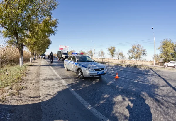 Coche de policía está en la valla — Foto de Stock