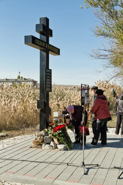 Croce di granito con i nomi delle persone uccise in un attacco terroristico — Foto Stock