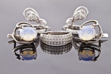 Bir dizi ince gümüş takılar