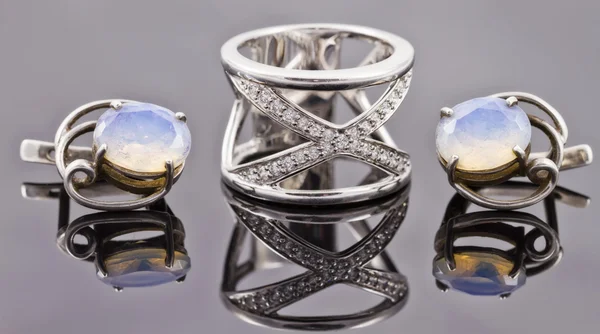 Un conjunto de joyas de plata fina — Foto de Stock