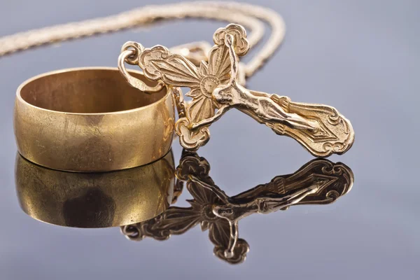 Esküvő gyűrű és arany ortodox kereszt — Stock Fotó