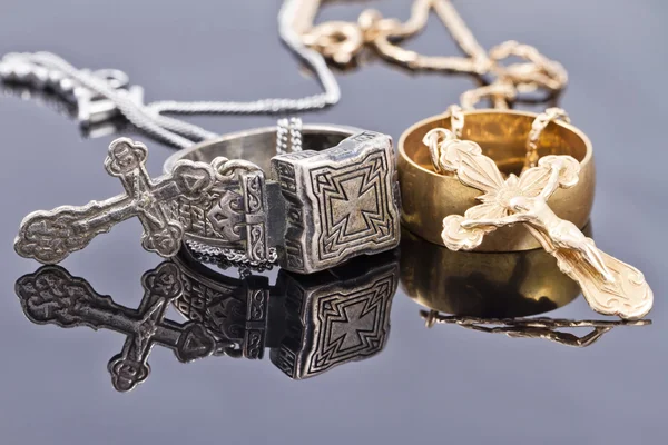Haç ile altın ve gümüş yüzük — Stok fotoğraf