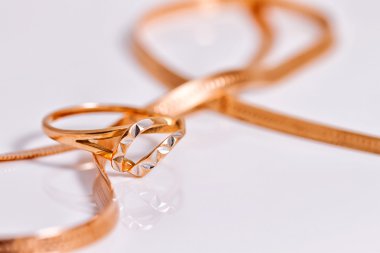 Altın yılan zinciri ortasında zarif altın örgü