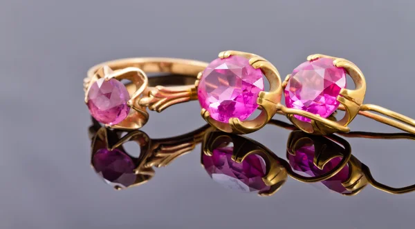 Set gold jewelry from rings and earrings with alexandrite — Stock Photo, Image