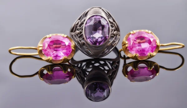 Set perhiasan emas retro dari cincin perak dan anting-anting emas — Stok Foto